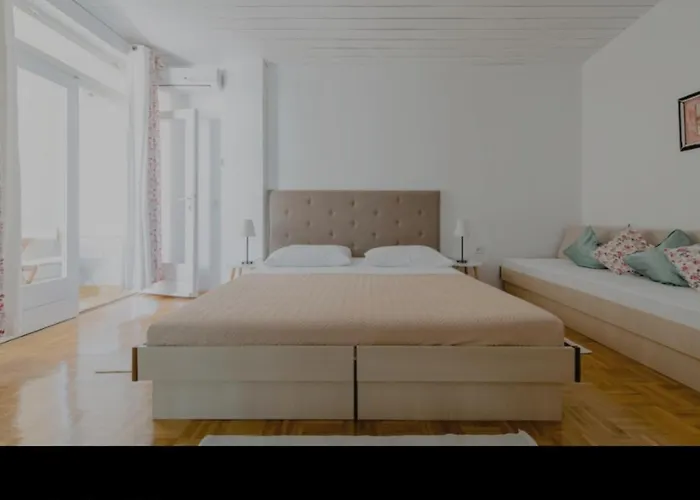 Gasthuis S1 S4-no Parking Brela